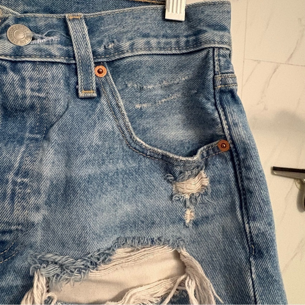 Levi’s 501 High Rise Jean Shorts Women’s 25 Light Wash Cut Off Distressed Denim - Picture 4 of 8